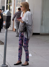 高清图：艾玛-罗伯兹街拍 开衫毛衣搭配花裤子