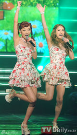 组图：Kara穿花裙亮相《冠军秀》尽显青春靓丽