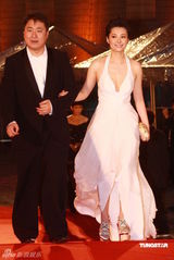 幻灯：香港金像奖颁奖红毯 袁立深V礼服显丰满胸围