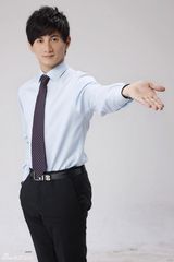 高清图：吴奇隆代言头痛药 化身白领体会朝九晚五