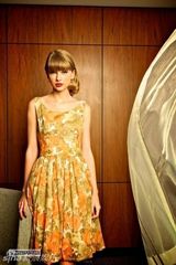 组图：泰勒亮色花裙写真 复古卷发俏皮靓丽