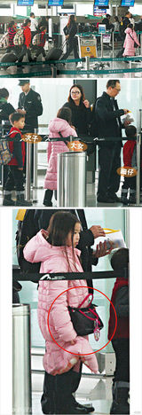 组图：伏明霞一家五口列队出游 教子有方似野营拉练