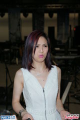 组图：杨千嬅自嘲“神经病” 老公禁儿子来探班