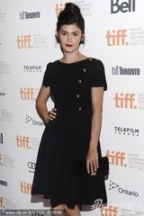 组图：奥黛莉-塔图优雅亮相《寂寞的心灵》首映