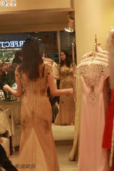 组图：陈晓东携女友试礼服 身材性感气质华贵