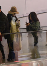 组图：田朴珺美国归来未见王石 装扮贵妇拿玩偶