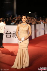 组图：陈冲优雅亮相金马红毯韵味饶人