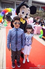 组图：森碟生日会 石头天天帅气亮相明星范儿