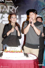 组图：阿娇素颜现身捧场卫兰个唱 被拍照大方露微笑