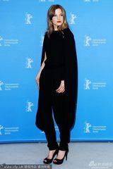 组图：《最佳出价》发布 西尔维娅获杰弗里献吻