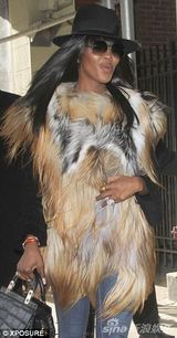 组图：娜奥米-坎贝尔发型大变 爆炸头形象雷人