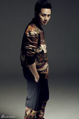 组图：余少群潮范写真曝光 前卫帅气人气爆棚