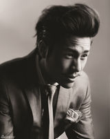 组图：陈坤登杂志封面 搞怪造型尽显诙谐幽默