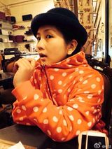 组图：何洁怀孕变圆润 素颜逛街大呼自虐