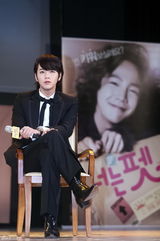 高清组图：金荷娜宣传《宠物》 张根硕送飞吻抛媚眼