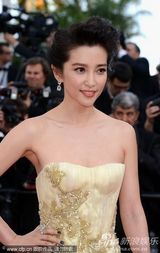 组图：李冰冰戛纳走秀 金色长裙华丽刺绣精致