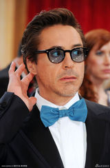 高组图：奥斯卡红毯 小罗伯特-唐尼不改搞笑本色 