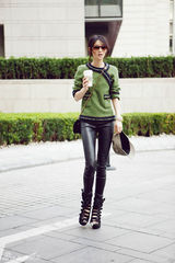 组图：陈燃绿色系秋末街拍 追踪最后一丝温暖