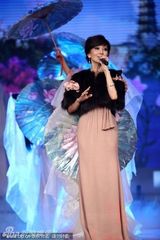 组图：赵雅芝妩媚再唱《千年等一回》 随夫形影不离