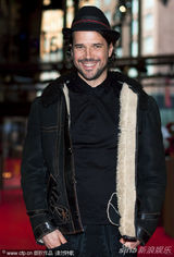 组图：竞赛片《风萧瑟》首映 众主创亲密似家人