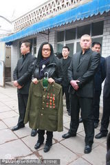 幻灯图：韦唯父亲北京去世 遗体告别与亲友拥抱互慰