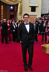 高清组图：奥斯卡红毯《艺术家》导演携妻亮相