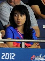 组图：郭晶晶霍启刚甜蜜观战男乒比赛