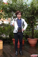 组图：王俊杰抵房发新片 情人节唱情歌遥祝老婆