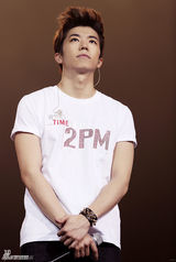 高清图：2PM菲律宾开唱 祐荣献唱当地民谣