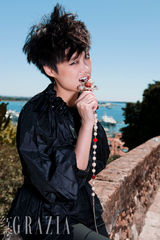 组图：李宇春登杂志封面 戛纳海边尽显俏皮