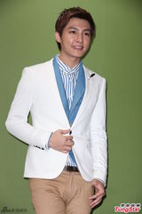 组图：炎亚纶亮相粉丝见面会 衣着帅气抢镜