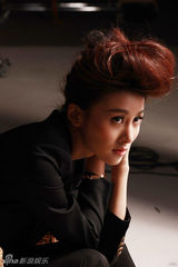 组图：贾青华美变身 黑色西装不失妩媚性感