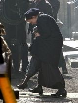 组图：凯特-温斯莱特接班人拍新片 演绎知性美