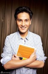图：丁子峻拍时尚大片 尽显成熟花漾美男风范