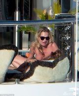 组图：凯特莫斯泰式花披巾抢镜 裸亲嫩男被偷拍