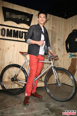 组图：柯震东帅气亮相演绎单车少年