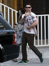 组图：梅根-福克斯绿色眼镜似苍蝇 老公护爱子