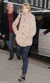 高清组图：泰勒-斯威夫特伦敦街拍马尾辫清新