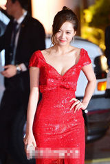 组图：高雅罗红裙似火惹人瞩目 长发轻挽尽显风情
