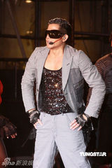 组图：郭富城玩转广东道 自称高空唱歌很浪漫 