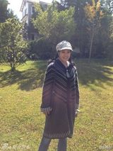 组图：刘晓庆夫妇婚后旅游 58岁绑麻花辫秀婚戒