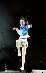 组图：蔡依林开唱爆乳露底 体操舞劈腿撅臀