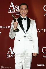 幻灯：亚洲电影大奖后台星光耀眼 获奖者喜笑颜开