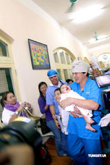 高清组图：成龙担任医生助理 怀抱婴儿温馨感人