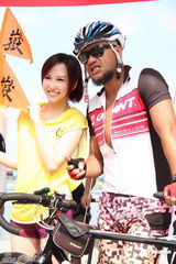 组图：张震岳抛颓废风走运动路线 骑单车环岛