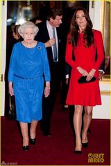组图：凯特王妃与女王出席活动 节俭穿旧裙