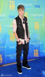 组图：2011青少年选择奖红毯 俊男美女星光耀眼