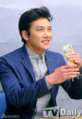 组图：“皇帝”池昌旭时尚便装开签名会玩穿越