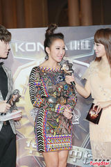 组图：榜中榜小贝贴面女主播 EXO-M西装俊朗