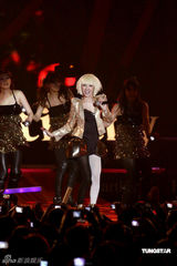 高清组图：蔡依林白发造型开唱 不介意和老外拍拖